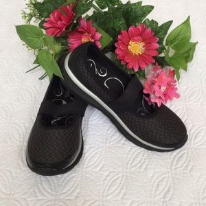 NWOT super comfortable slip-ons by Bzees